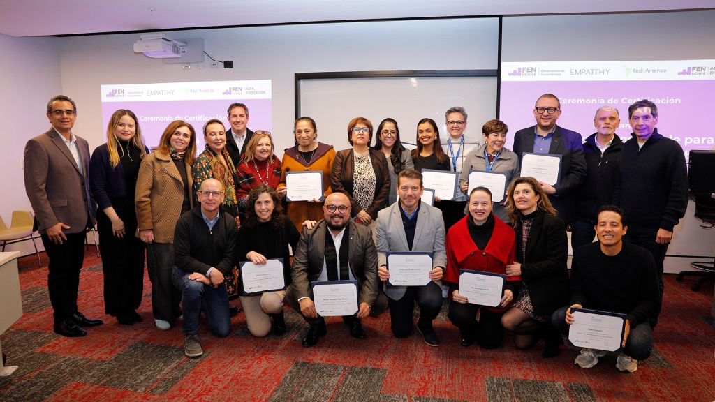 Durante cuatro jornadas, representantes de empresas y fundaciones participaron en el programa “Creando valor sostenible”, organizado por el Observatorio de Sostenibilidad de FEN U. de Chile En Alta Dirección FEN de la U. de Chile, se desarrolló el programa “Creando valor sostenible para América Latina y el Caribe”, una instancia intensiva que reunió a líderes de empresas, fundaciones y gremios del continente en torno a los desafíos de la inversión social privada, la sostenibilidad y el cambio climático. La actividad fue organizada por el Observatorio de Sostenibilidad del Departamento de Administración FEN U. de Chile, en alianza con RedEAmérica -red que agrupa a fundaciones empresariales de toda la región- y la consultora Empatthy. Durante los cuatro días del encuentro, los participantes asistieron a clases magistrales, espacios de análisis colaborativo y visitas a instituciones que lideran experiencias trasformadoras desde lo social y lo ambiental. Sostenibilidad con impacto: formación, diálogo y experiencias territoriales El programa comenzó el martes 17 de junio con las palabras de bienvenida de Álvaro Clarke, director ejecutivo de Alta Dirección FEN U. de Chile; Martín Cook, director de Unegocios; y de Karla Jiménez, presidenta de la Junta Directiva de RedEAmérica. Dando inicio a una agenda académica que abordó temas como economía de impacto, ética organizacional, riesgos climáticos y sostenibilidad desde la gobernanza empresarial. Durante el primer bloque de la jornada, se desarrolló un panel de alta dirección moderado por Dieter Linneberg, vicepresidente del Centro de Gobierno Corporativo FEN; con la participación de Cristián Parot, Regional Sales Manager de ORACLE; y Elena Carretero, gerente de Asuntos Corporativos de Viña Santa Rita. En esta instancia, los panelistas compartieron sus experiencias en torno a las buenas prácticas en sostenibilidad empresarial. Asimismo, la agenda académica contempló clases magistrales en temas claves como economía de impacto, ética organizacional, riesgos climáticos y juntas directivas, dictadas por reconocidos expertos como Gonzalo Jiménez, Guillermo Larraín, Claudia Papic, Alex Godoy, Rosa Madera y Mauricio Correa, organizadas bajo la dirección de la profesora Reinalina Chavarri M. Cada masterclass ofreció una perspectiva crítica y aplicada sobre los retos que enfrenta América Latina en estas materias. “La economía como está hasta ahora está generando muchas brechas y desigualdades, por lo que necesitamos integrar el impacto en todas nuestras decisiones tanto como consumidores y como inversionistas. La economía de impacto es lo que la sociedad necesita”, señaló Rosa Madera, CEO y founder de Empatthy, durante la masterclass “¿Qué es la economía de impacto?”. Además de la formación teórica, el programa incluyó una Ruta de Conocimiento en terreno, que contempló visitas a fundaciones chilenas como Luksic, Mustakis, MC y CONIN, así como la Escuela Yunus de Peñaolén y la Viña Matetic, referentes por su compromiso con la educación la inclusión social y el modelo de negocios con propósito. Una red latinoamericana de líderes en acción La directora del Observatorio de Sostenibilidad, Reinalina Chavarri, destacó el carácter colaborativo y estratégico de este tipo de encuentros: “Aquí están presentes importantes empresas y fundaciones de distintos países de América Latina, representadas por quienes toman decisiones clave sobre inversión social sostenible. Este programa les permitió actualizar conocimientos, compartir buenas prácticas y fortalecer alianzas en terreno”. Por su parte, Karla Jiménez, presidenta de RedEAmérica, valoró la instancia como una oportunidad para aprender en comunidad: “Buscamos implementar prácticas de desarrollo sostenible y comunitario a partir del intercambio de experiencias. Este tipo de encuentros nos permite pensar en conjunto, actualizarnos y avanzar hacia una región más equitativa”. El programa concluyó con una jornada de cierre en Viña Matetic, donde los participantes reflexionaron sobre los aprendizajes adquiridos y proyectaron nuevas colaboraciones en sus respectivos territorios. La edición 2025 de este espacio consolidó a la Facultad de Economía y Negocios como un nodo estratégico para el conocimiento aplicado en sostenibilidad, ética y liderazgo transformador en América Latina.